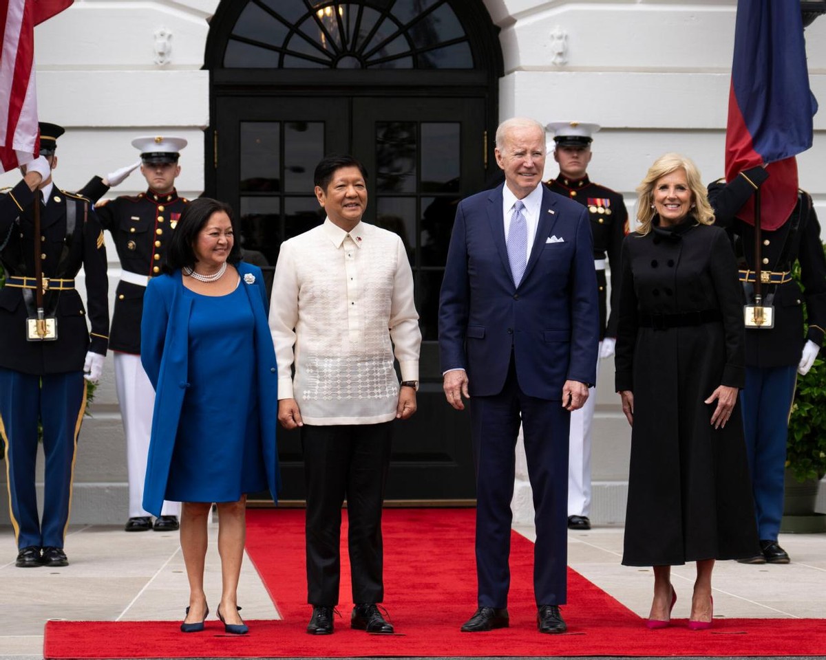 美对菲打包票，小马科斯两头下注，俄内部生乱，泽连斯基赌上国运