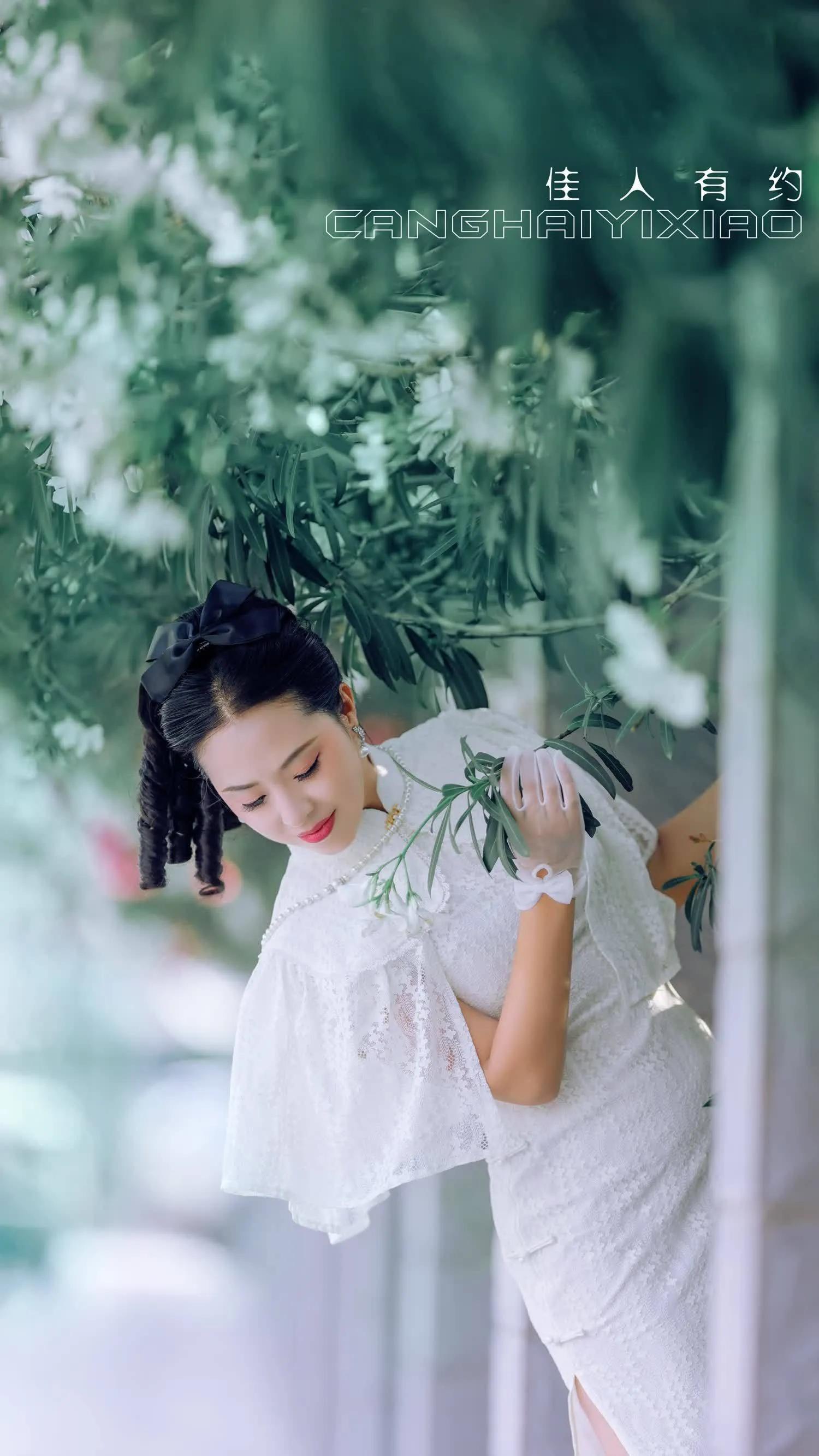 孤桥倚绿非同,玉姿舞动廊中