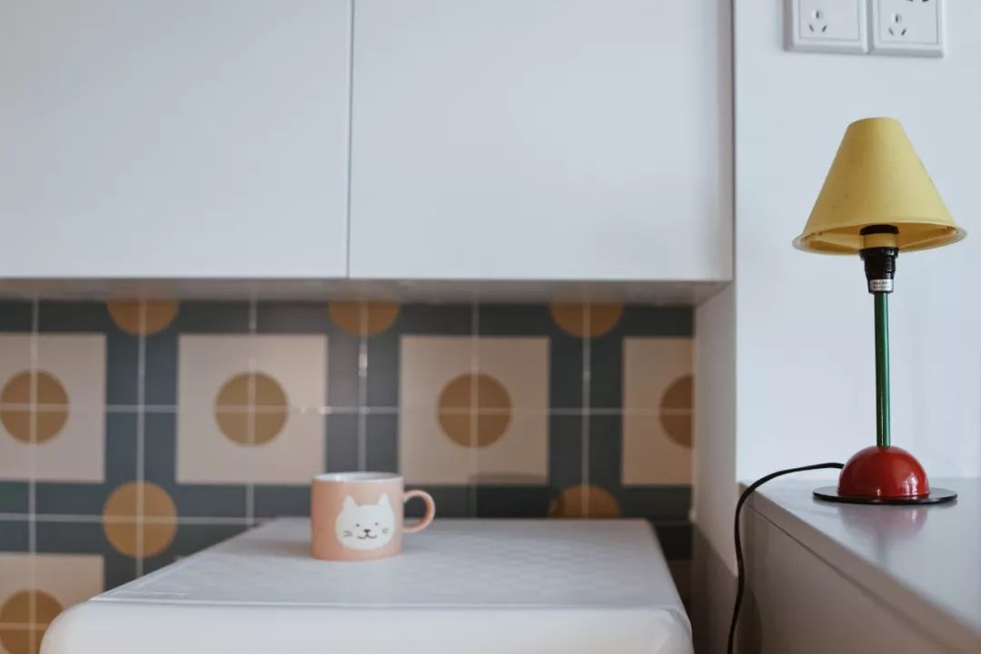 她买下32㎡老旧学区房，为女儿打造小桃园，还有20㎡超舒适大庭院