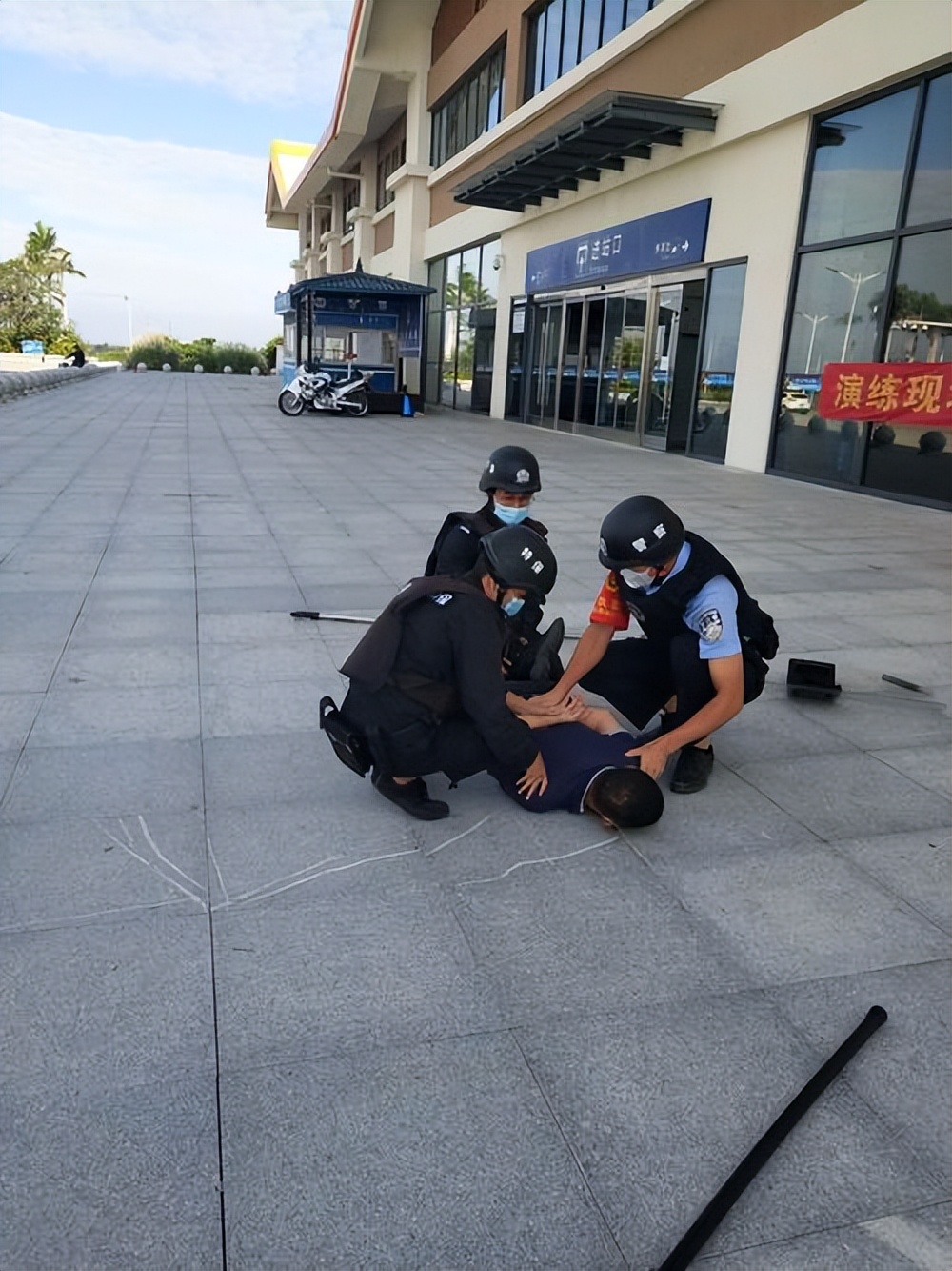 江苏“716”抢劫轮奸案，两名女性惨遭8人轮奸，40名乘客熟视无睹