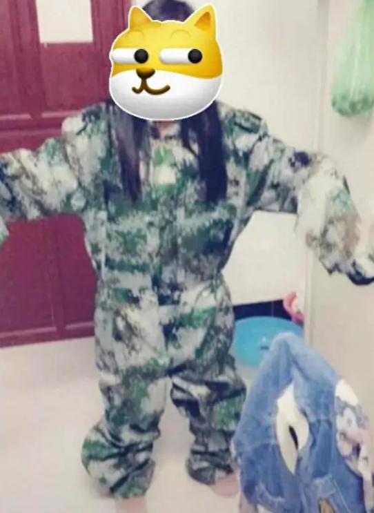 军训服质量太差，不仅透光还边走边掉，网友：衣服透明价格不透明