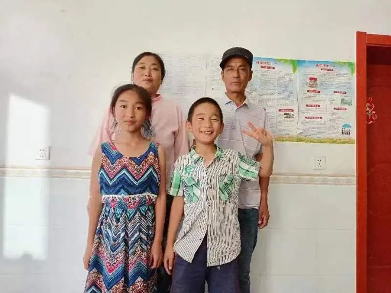 一家七口生活困难，19岁女孩高考后到餐馆打工：能挣一点是一点