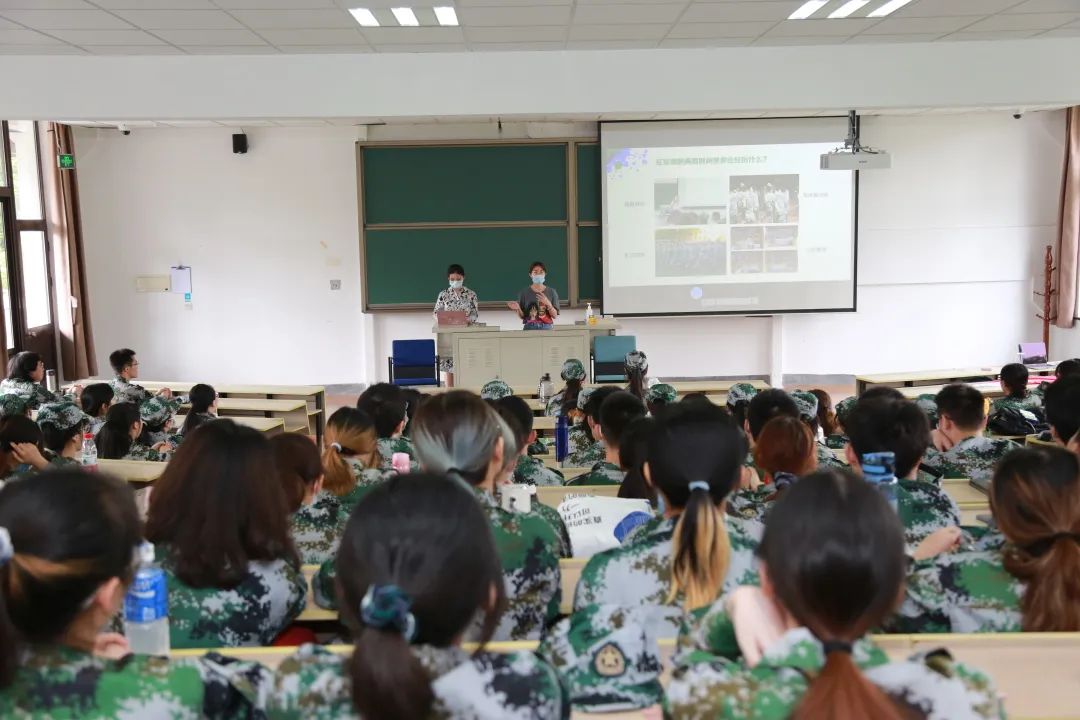 军训英姿飒爽的背后是汗水换来的,军训用汗水向青春致敬