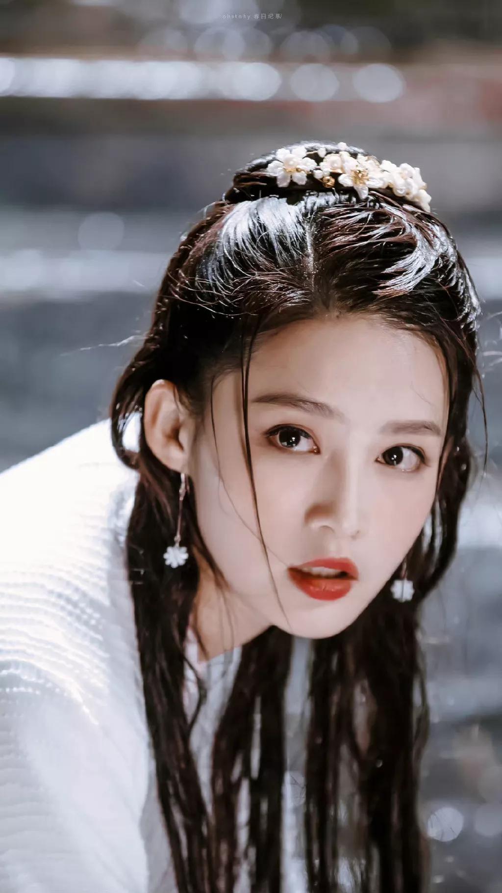 刘亦菲宋轶蓝色礼服,刘亦菲和宋轶谁更美