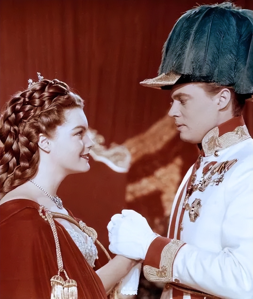 王冠要怎么戴才不会压塌头发,王冠头饰戴法