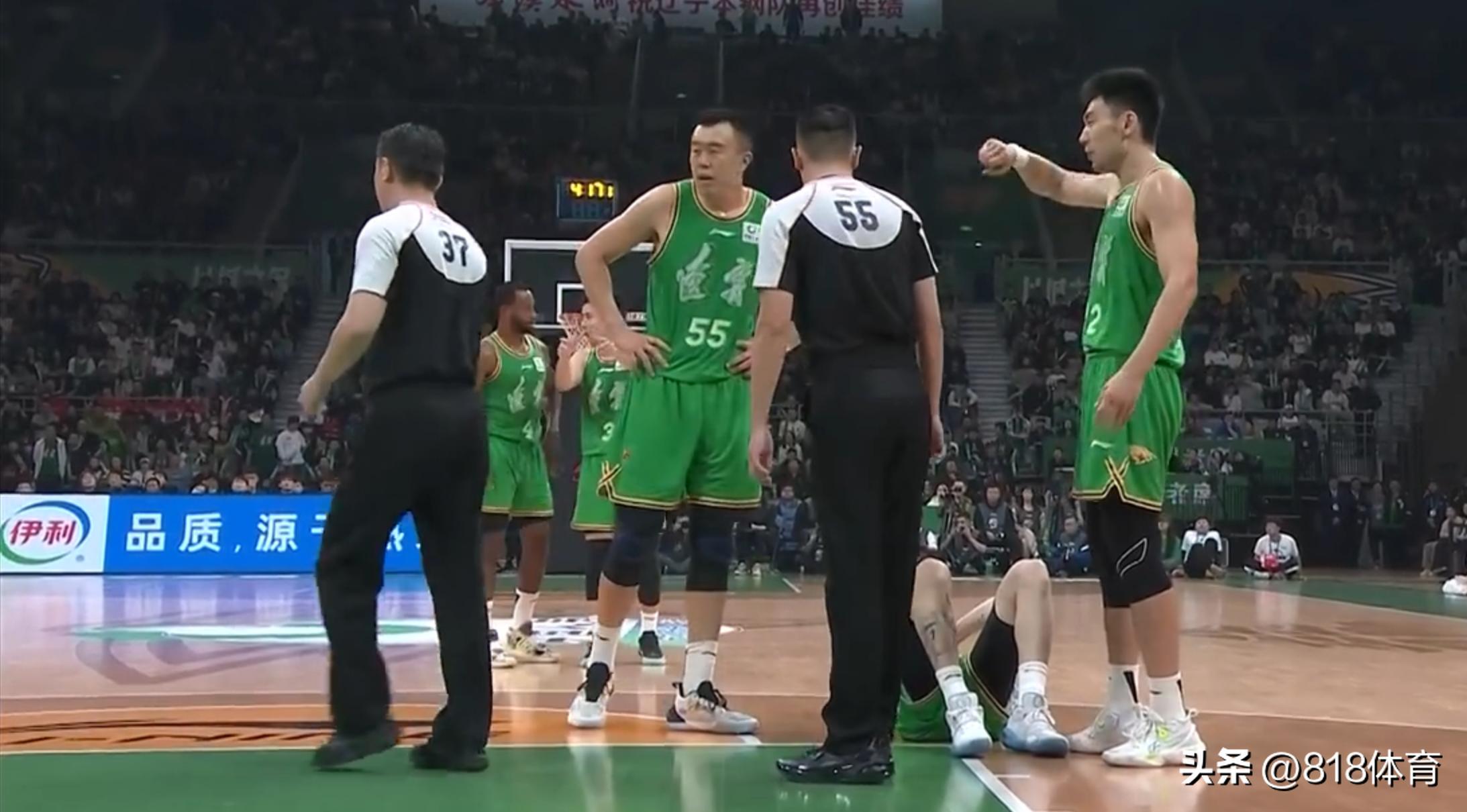 张镇麟劈扣韩国中锋,张镇麟扫堂腿肘击原视频