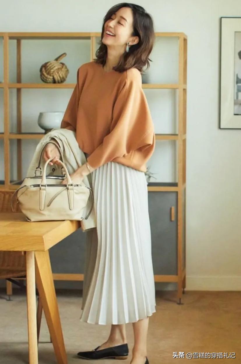 卫衣半裙春日巨火穿搭,卫衣半裙早秋这样穿时髦又简单
