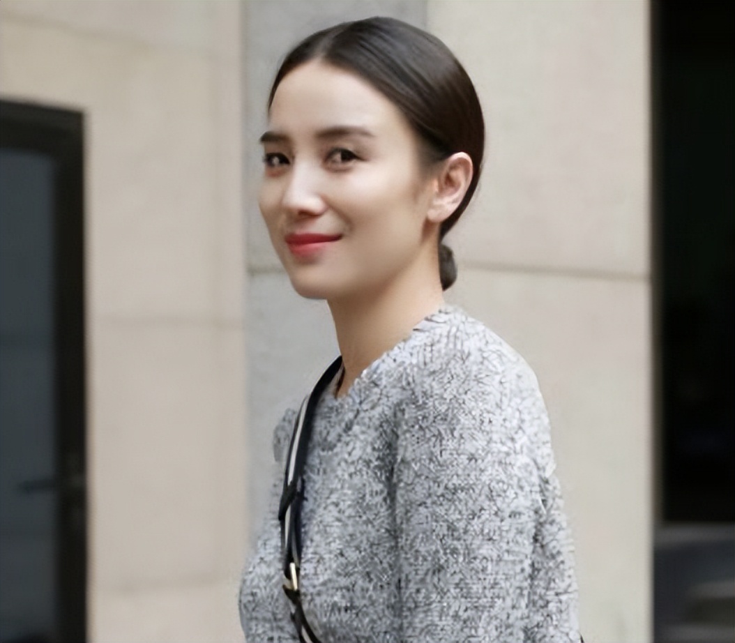 方脸大腮帮适合中分还是三七分,大饼脸中分超级简单又漂亮的发型