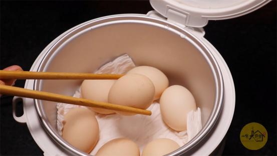 怎样让鸡蛋煮出来好吃又不破皮,鸡蛋别再水煮了试试这样做