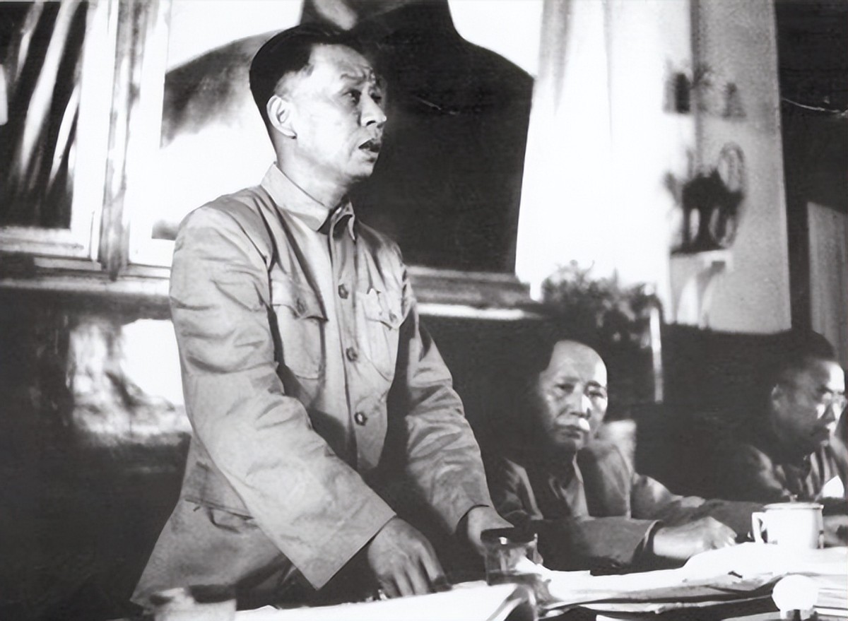 王光美回忆：为何*少奇刘**当选国家主席却没笑容？