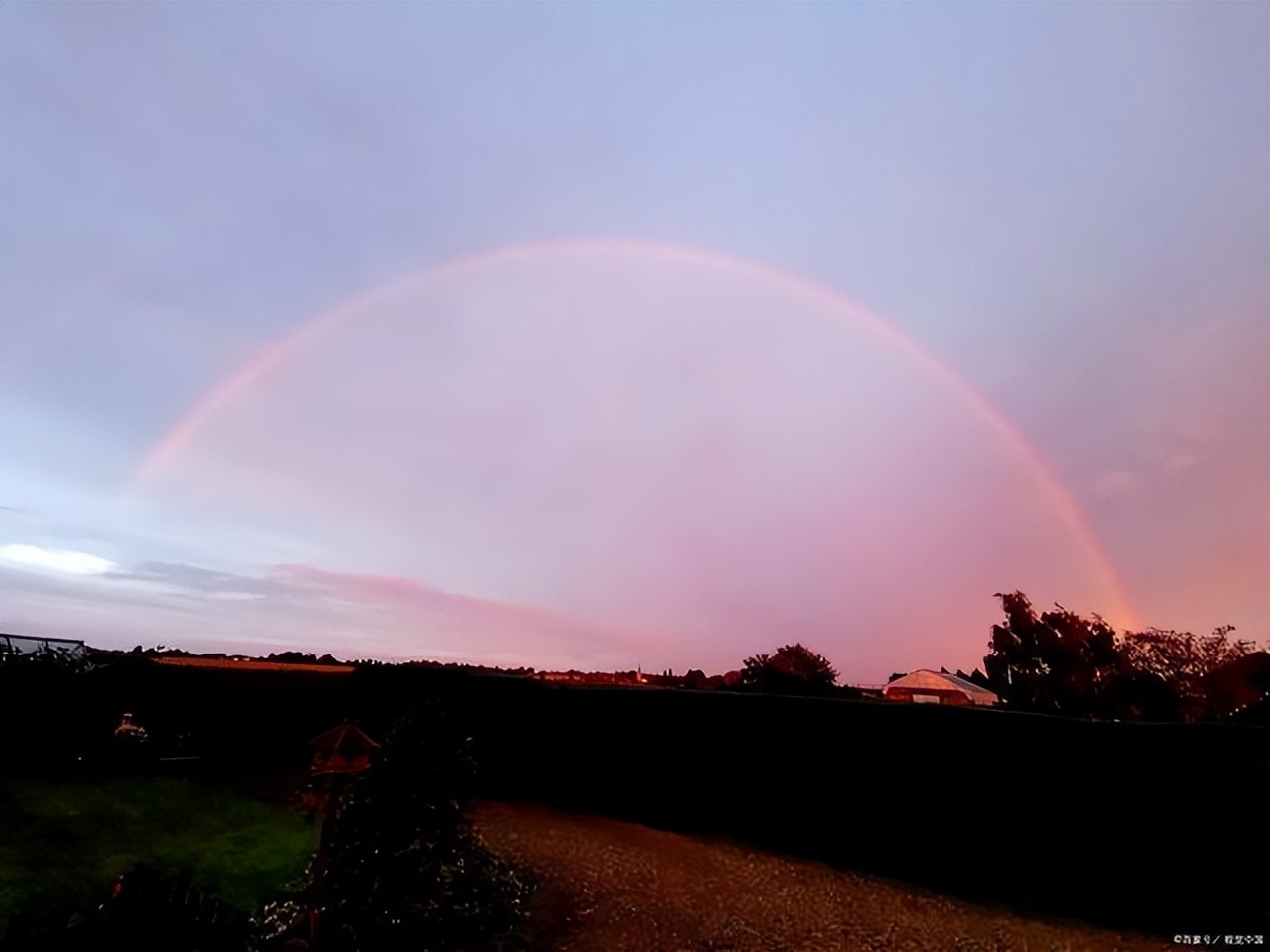 彩虹是怎么样形成的叫什么效应,彩虹成因是光的什么现象