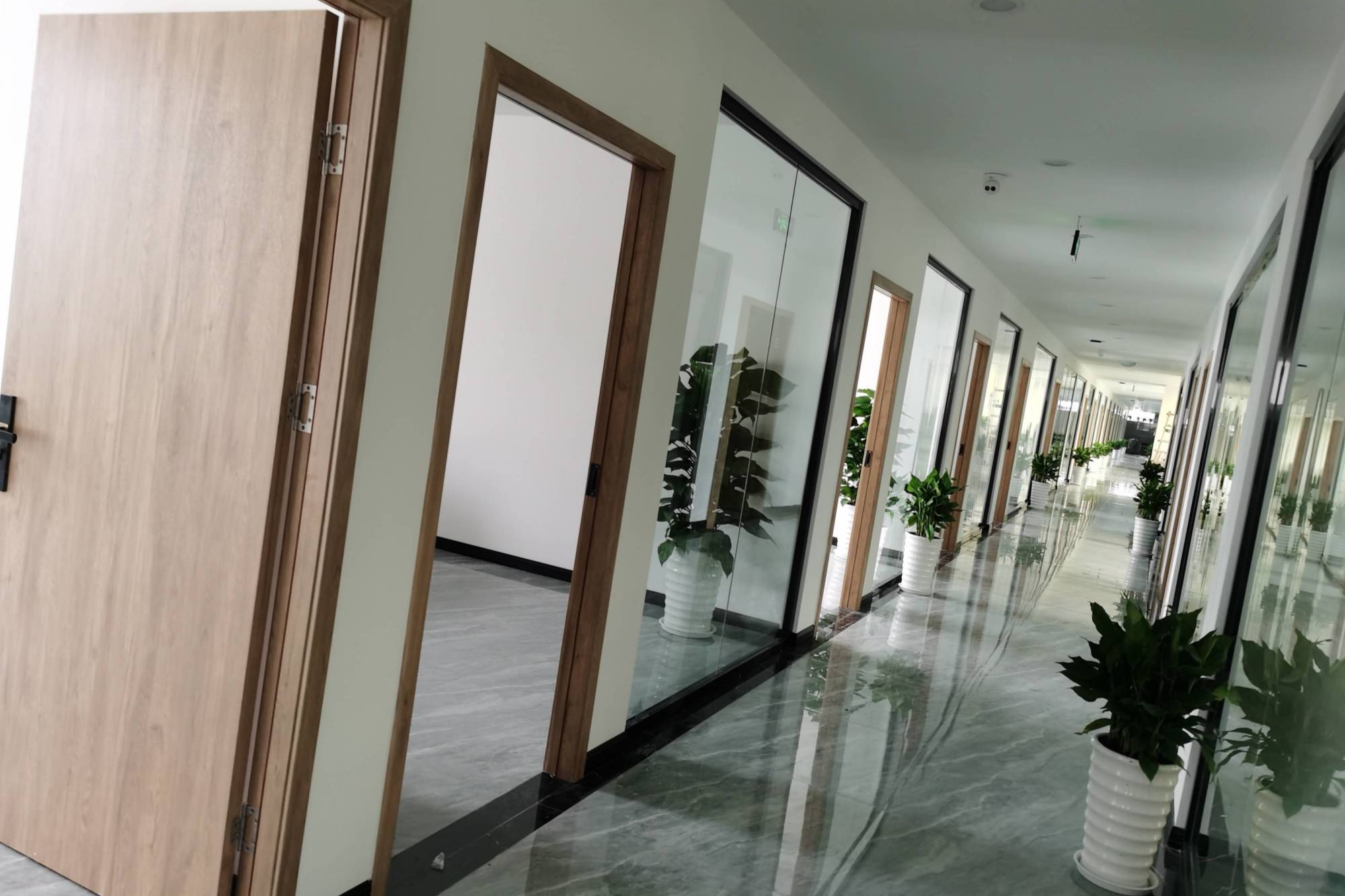 重庆工装公司办公室装修,重庆工装科技企业装修效果图