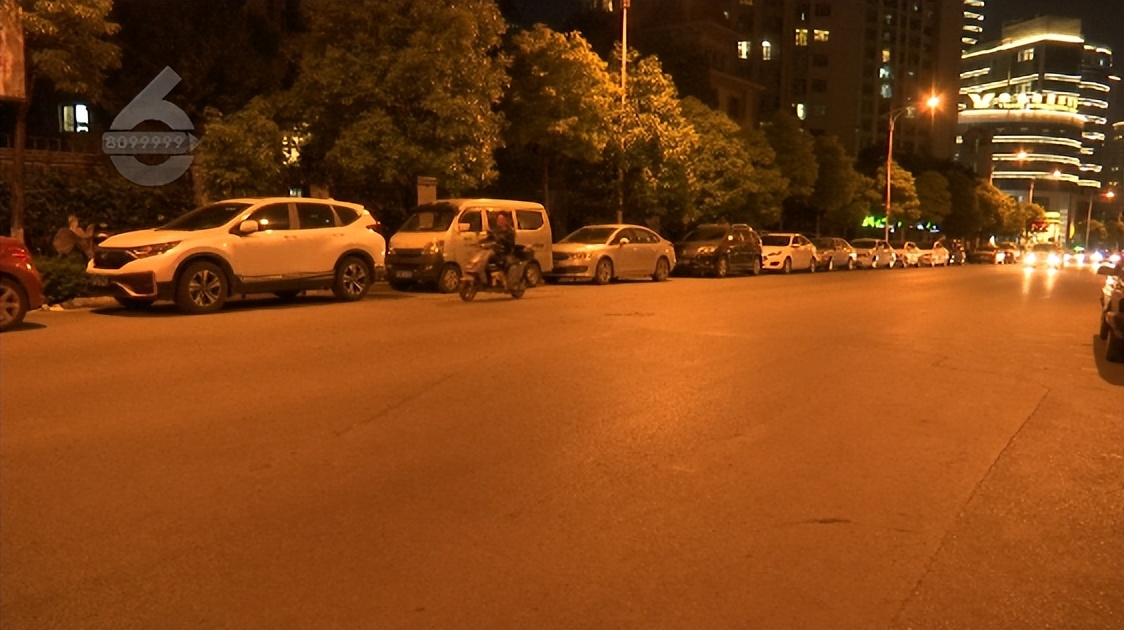 “砰!”昨夜,他过马路时被撞倒地,俯卧不起