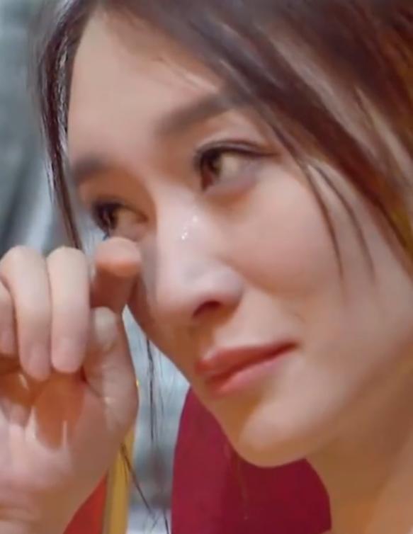 90岁游本昌说奖杯是负担,90岁游本昌获终身成就奖现场