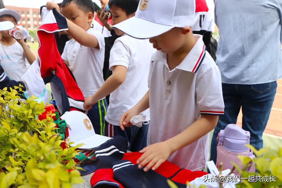 萌娃爱足球勤志全衔接：机关二园与历城二中足球队员联谊活动