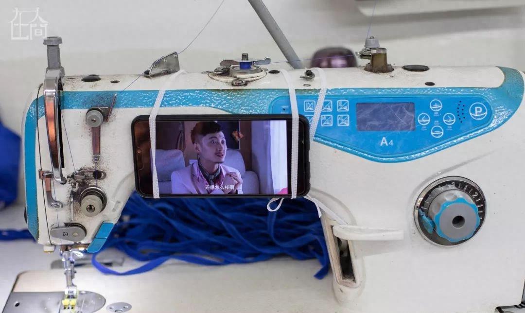 天地间丨情趣内衣小镇的女农民工每天往返于工厂和田间地头