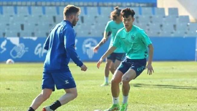 直播洗澡，乱约粉丝，18岁足球队队长被爆料私生活太混乱