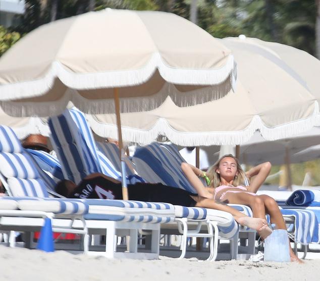 小贝19岁二儿子的模特广告曝光！穿蕾丝衬衫秀肌肉，八字胡贼滑稽