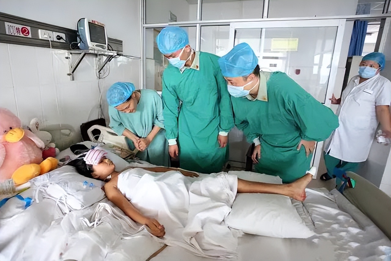 孩子头上撞出一个大包,妈妈居然用土办法治疗,差点把孩子害惨了