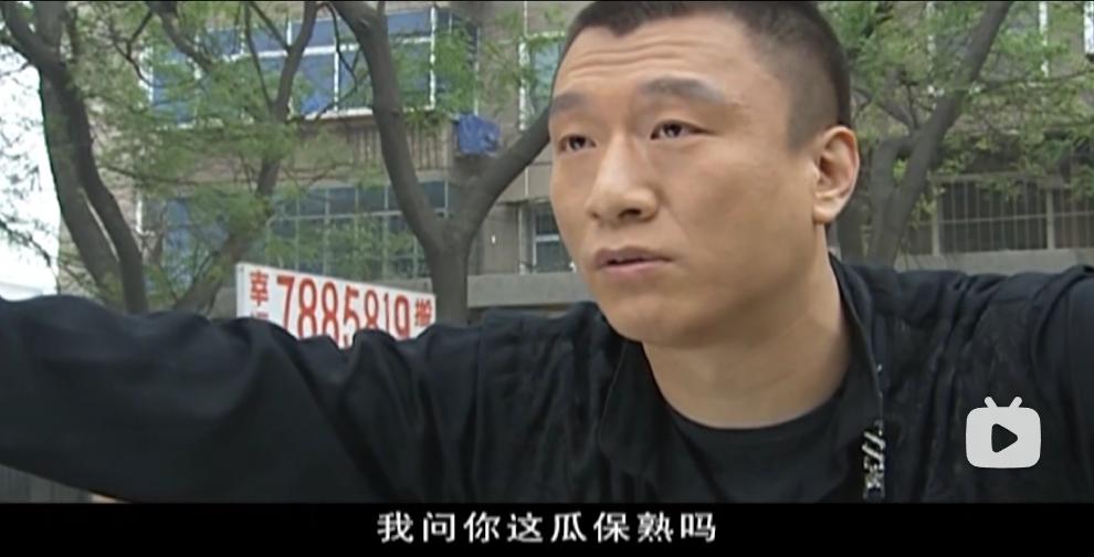 女学生可怜摆摊老人买下全部西瓜,学生看大爷卖瓜可怜