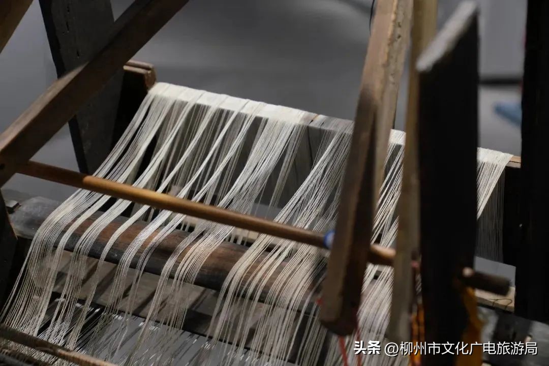 “巧手织就彩衣裳”市群艺馆馆藏少数民族服饰之“霓裳羽衣”，邀你云观展