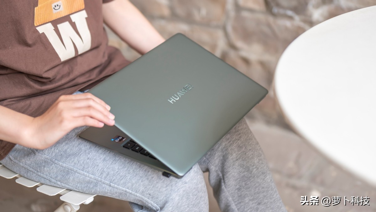 华为matebook14s2022款外观及插口,华为matebook14s2022款深空灰