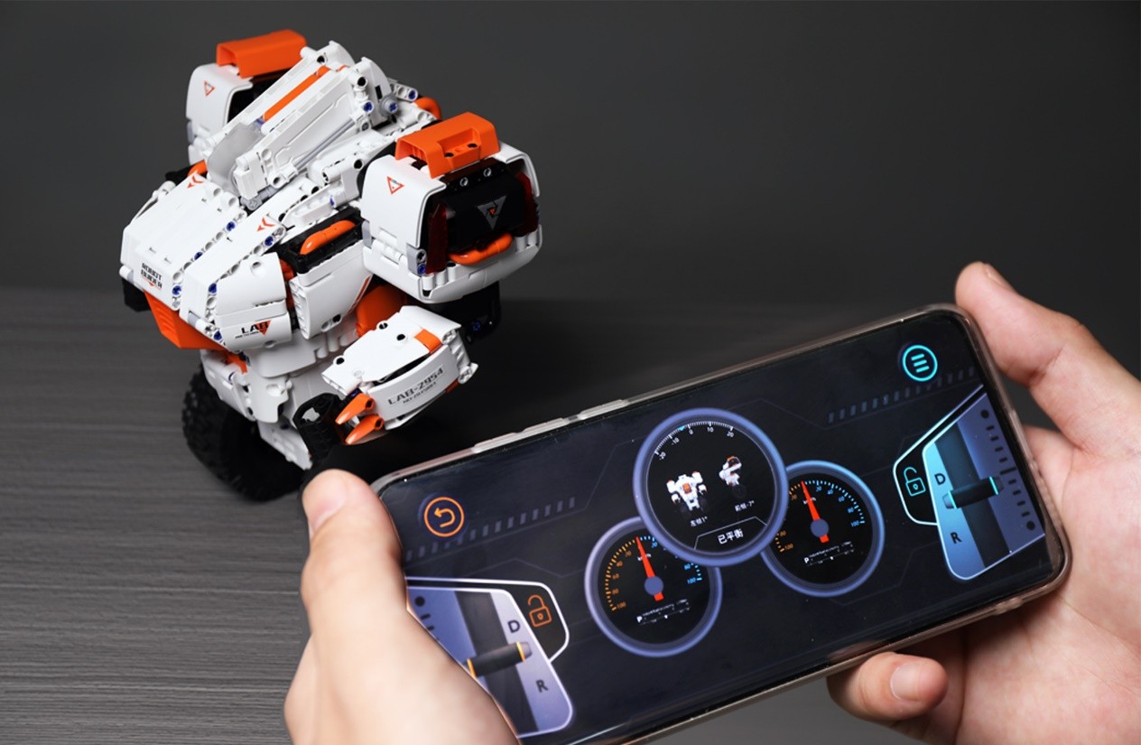 国产乐高巅峰之作,积木外骨骼二代机器人