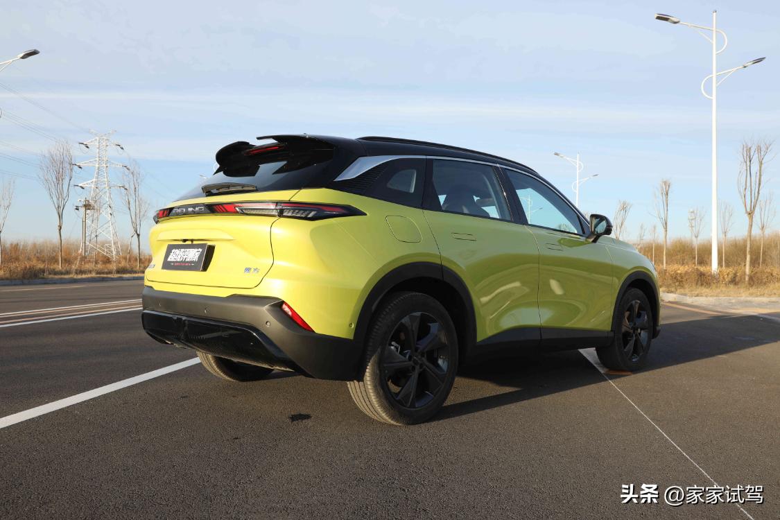 北汽魔方-年轻人的个性科幻座驾