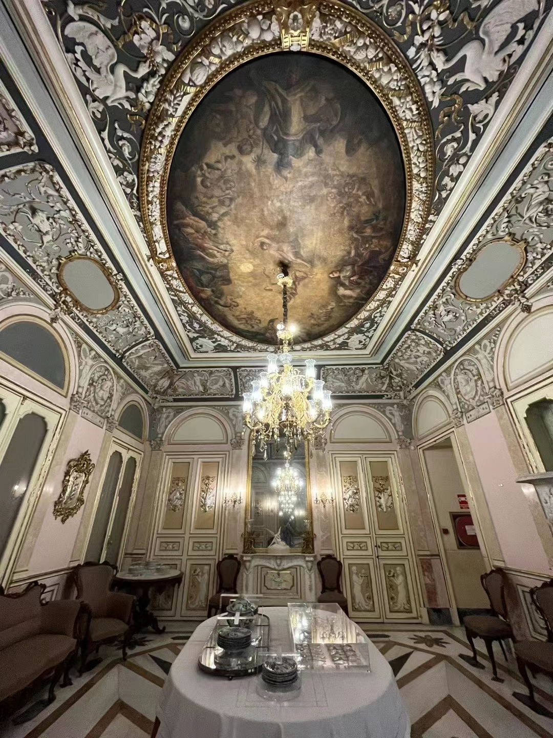 彩色旅图·西欧纪行｜瓦伦西亚的情人节，小贩在饭店外面卖鲜花