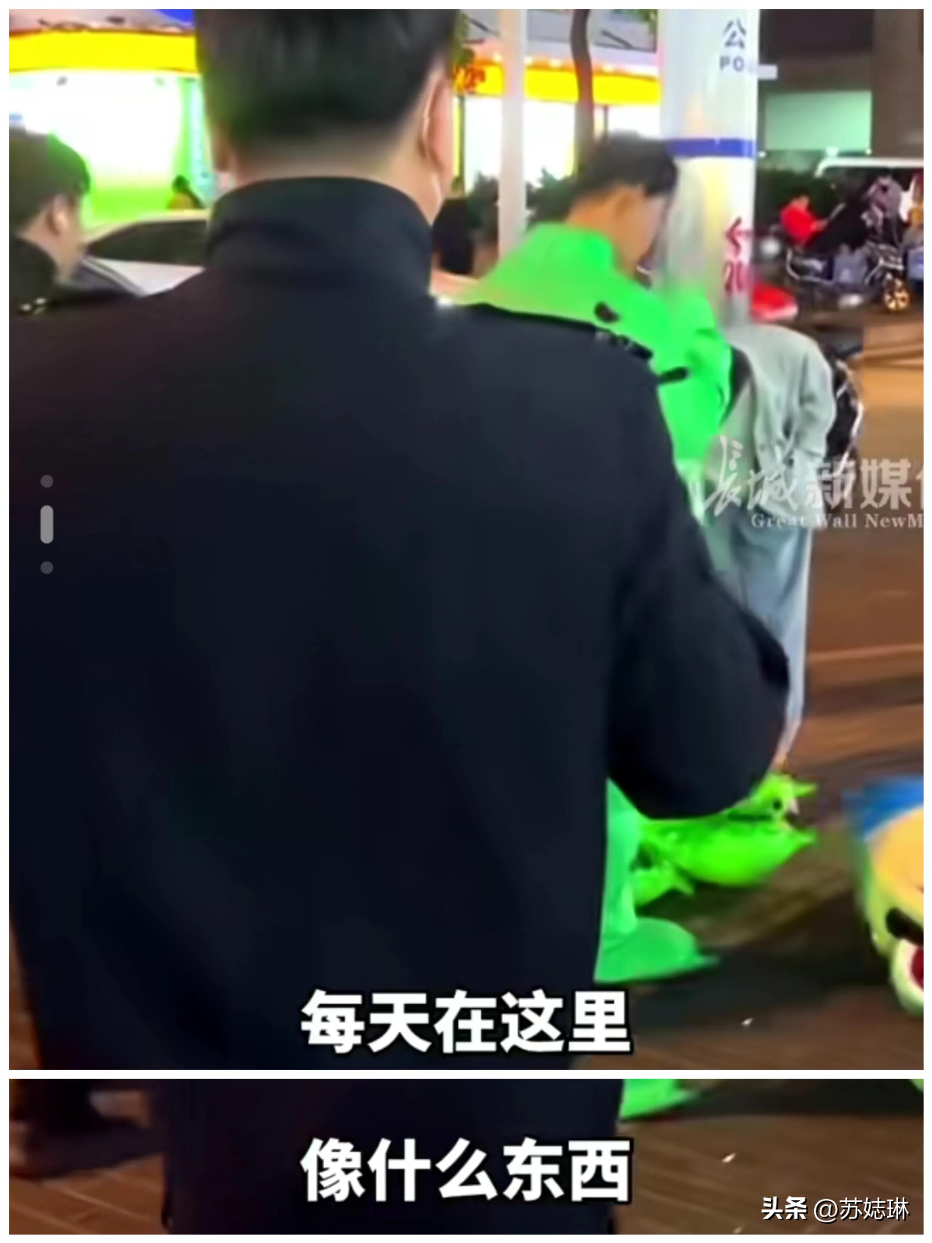 网红青蛙遭城管制止，无奈脱掉衣服，有话不能好好说吗？