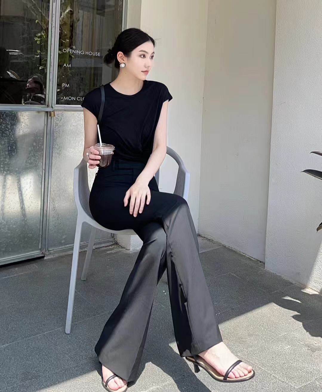 穿黑色裤子配什么色上衣,黑色宽腿裤子配什么上衣