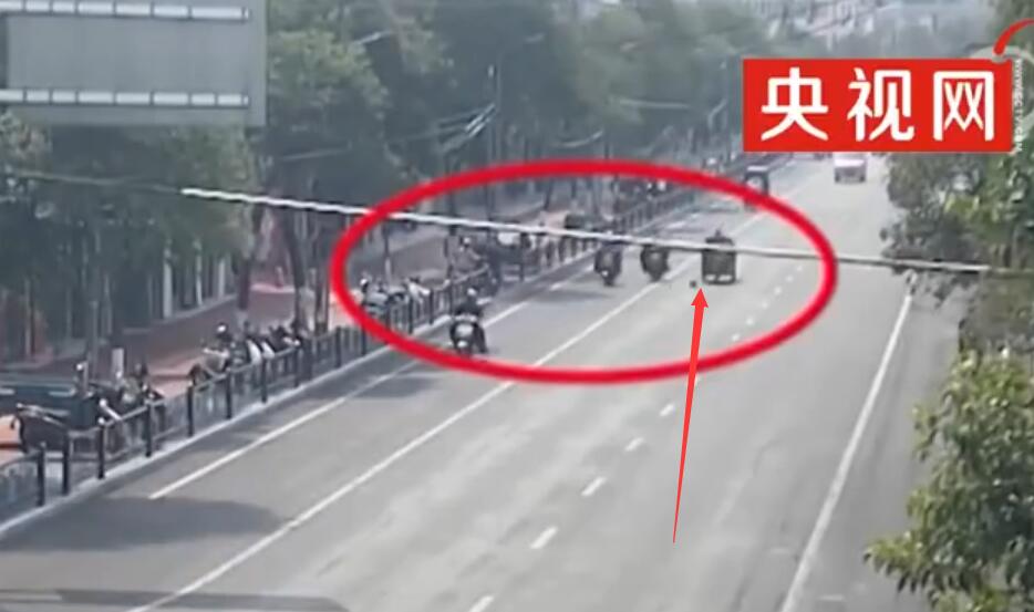 马路边玩耍交通事故,不要在马路边踢球会有危险