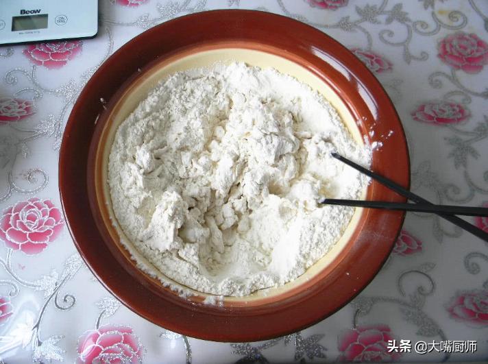 冷水面油饼的家常做法又软又酥,炕油饼用冷水好还是用热水和面