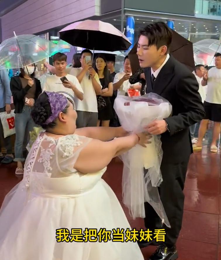 女子穿婚纱表白哥哥完整版,女生穿婚纱被男生表白