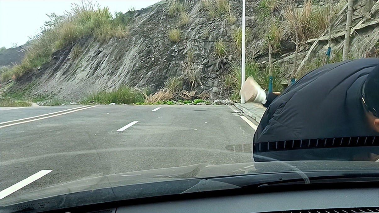 开车遇到碰瓷应该怎么做,碰瓷遇到硬茬子瞬间怂了