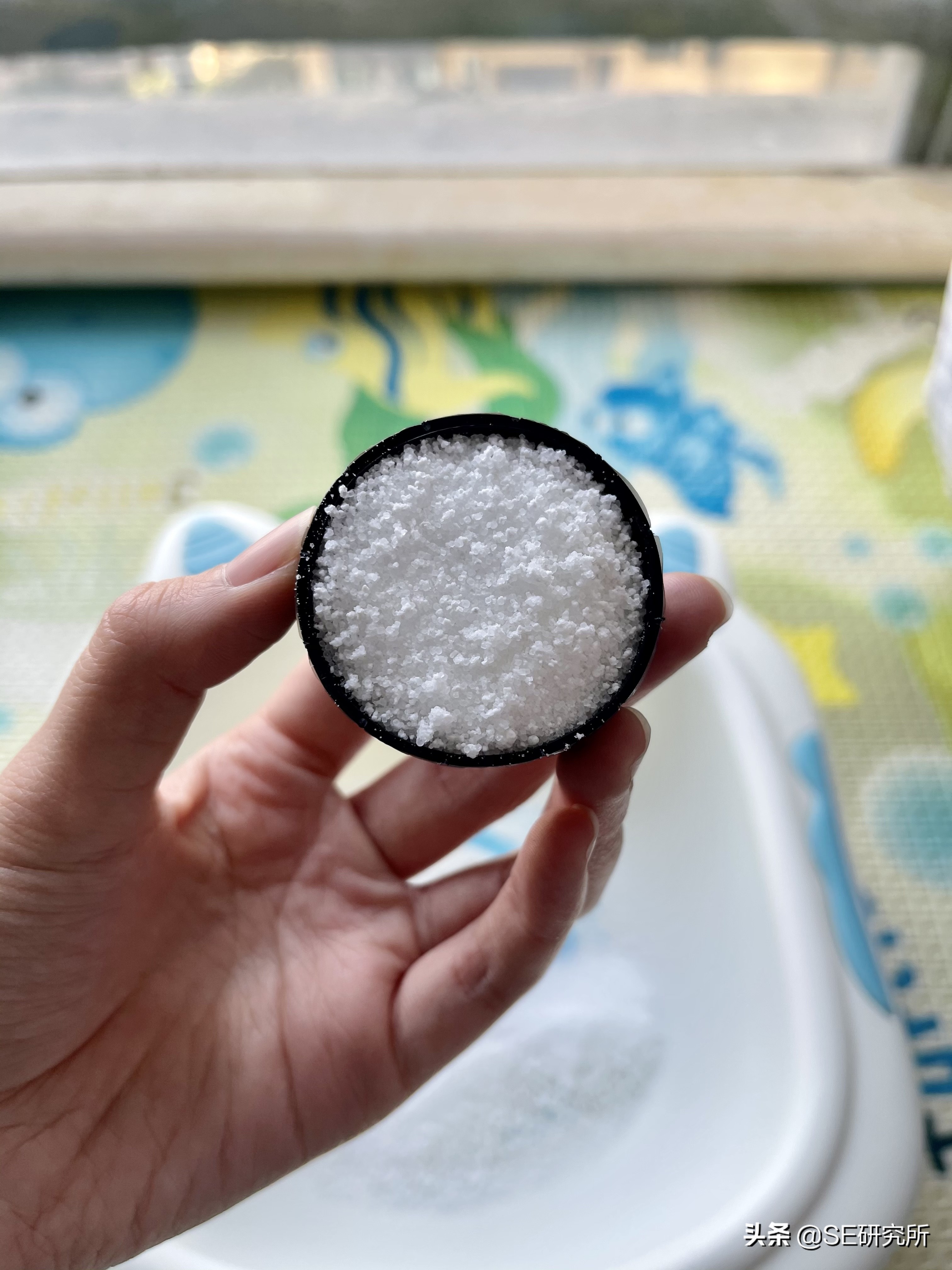 白色衣物被染色了怎么洗掉,整件衣服被染色干洗店能洗掉吗