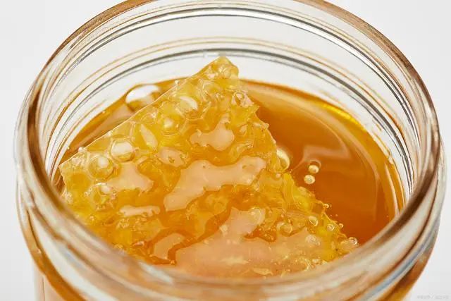 结晶蜂蜜和不结晶蜂蜜哪个好一点,结晶的蜂蜜好还是不结晶的好