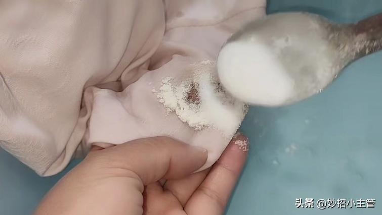 衣物上的血渍怎么洗,衣物顽固血渍怎么去除