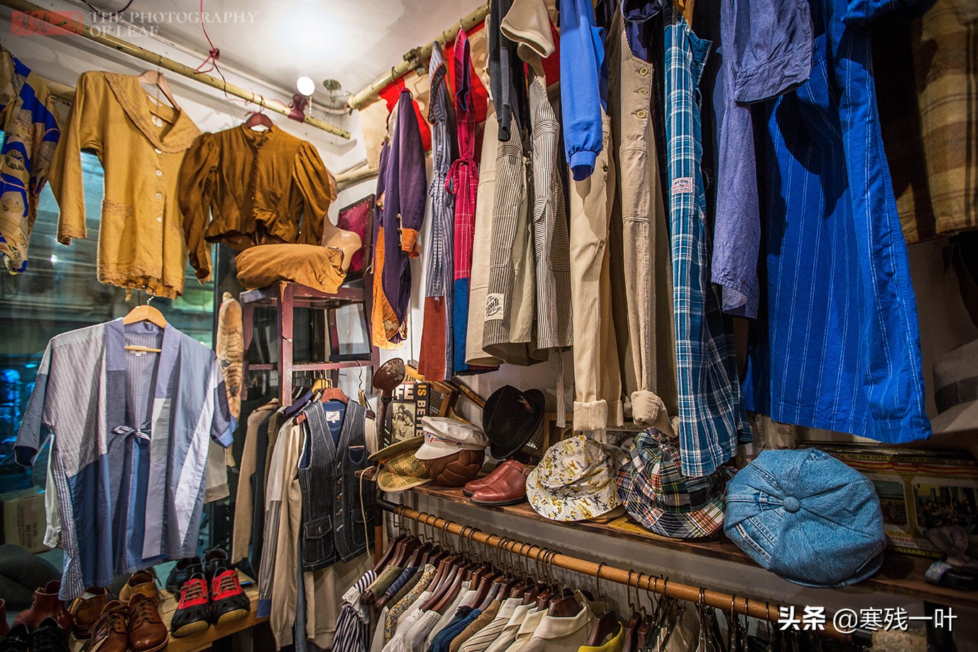 在香港，用上百年旧布料做的衣服，像垃圾堆捡的却卖着3000元高价