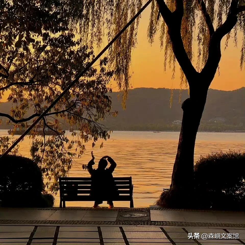 聊天凑热闹的幽默文案,聊天emo文案男生专用