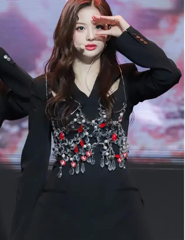 JYP新团出道即受关注，成员雪允因颜值出圈，却被指不尊重粉丝？