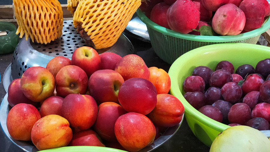 怎么挑选油桃又脆又香,买桃需谨慎