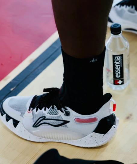 李宁新品！JB1代联名配色曝光，韦德幻影4被指抄袭，空袭9代崛起