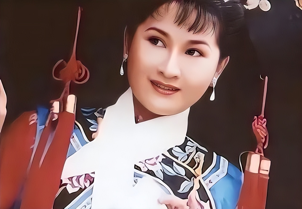 她用20盘录像带揭露和30个导演的“丑事”，退圈20年后又复出了