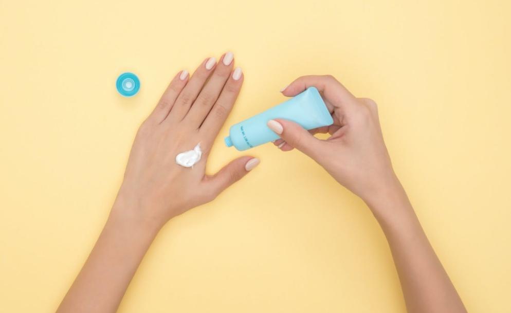 红霉素软膏与姜末祛老年斑有用吗,红霉素软膏能淡化老年斑吗