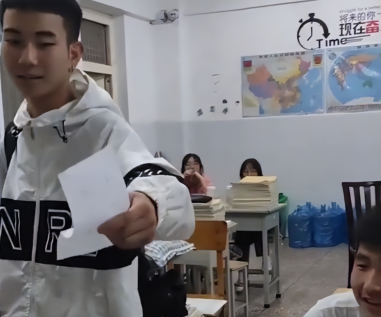 男孩找老师请假看到请假条泪目了,男生递给老师一张请假条