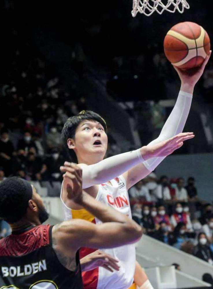 王哲林这三场比赛的表现,王哲林打成2加1后亮肌肉