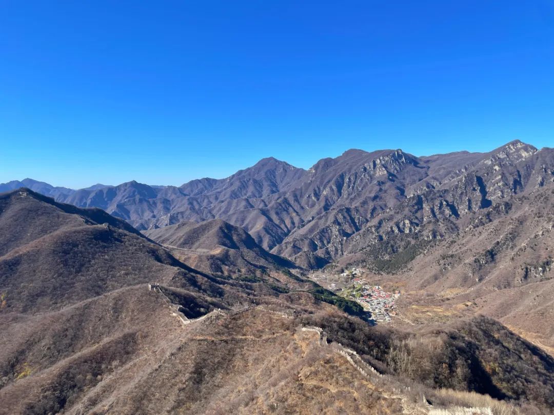 运料全靠骡驮人背！修缮长城到底多难，小编全程跟拍→