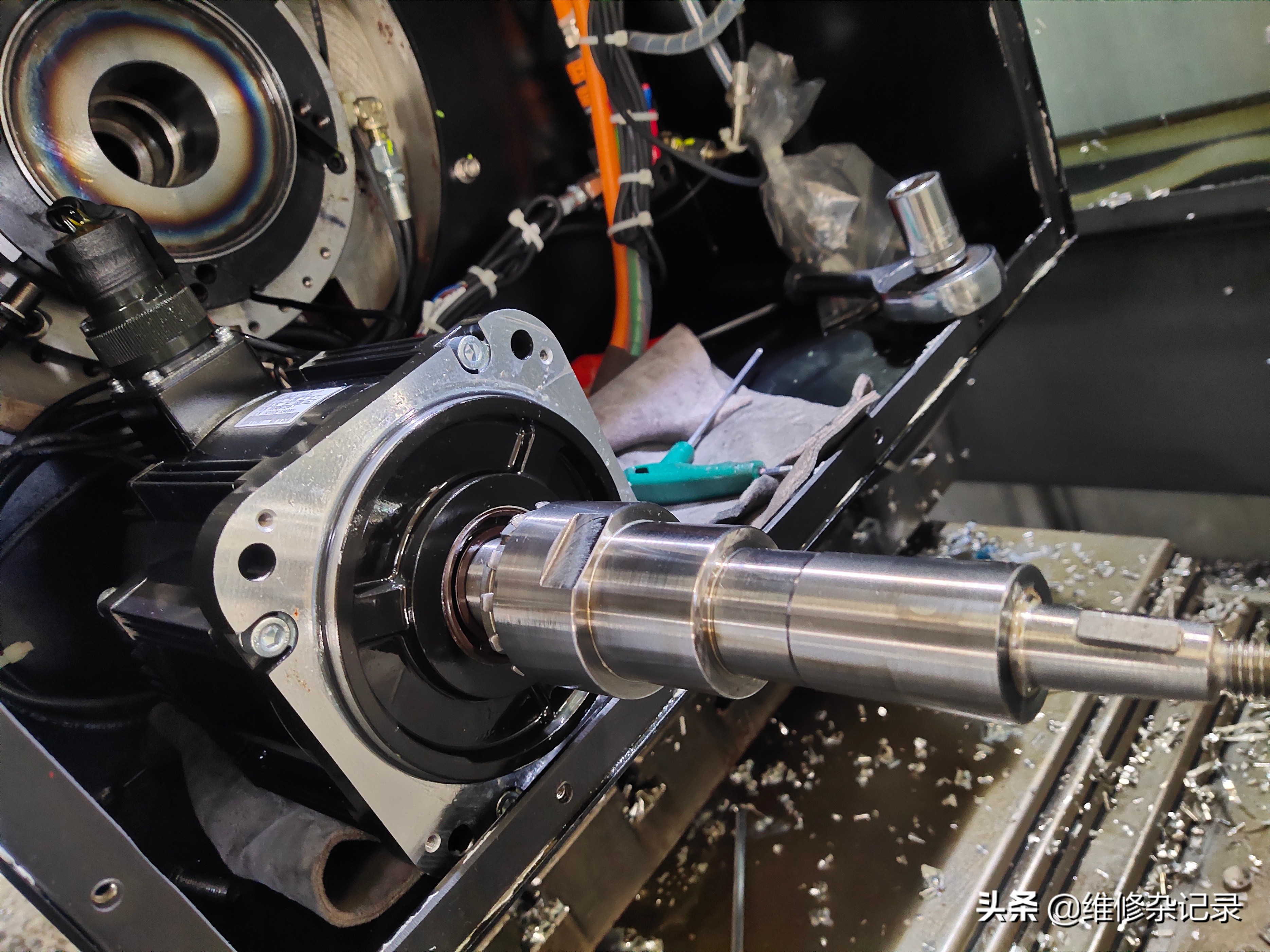 加工中心刀臂卡住了如何移动主轴,加工中心主轴刀柄吸住了怎么解决