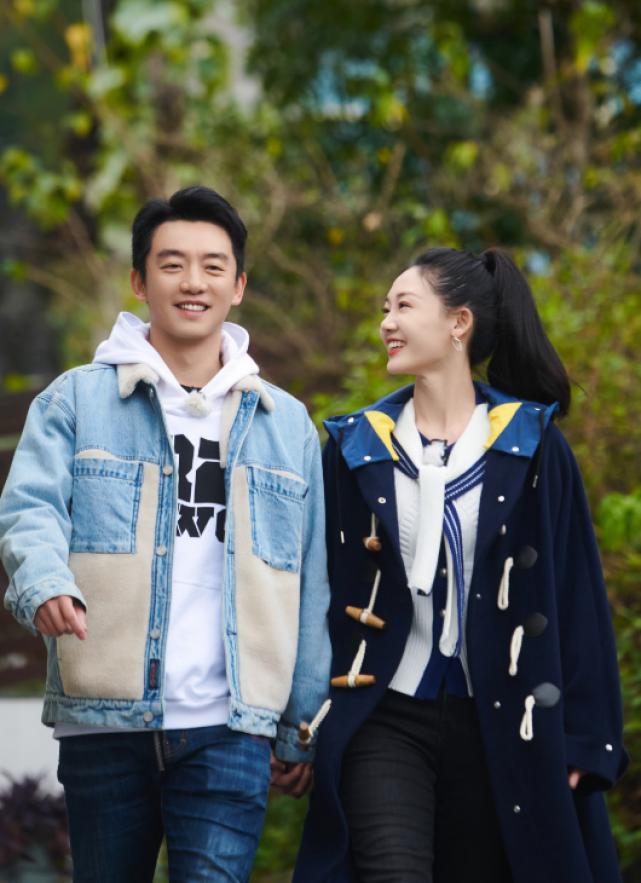 郑恺携妻女回家看父母,郑恺带女儿去跑男